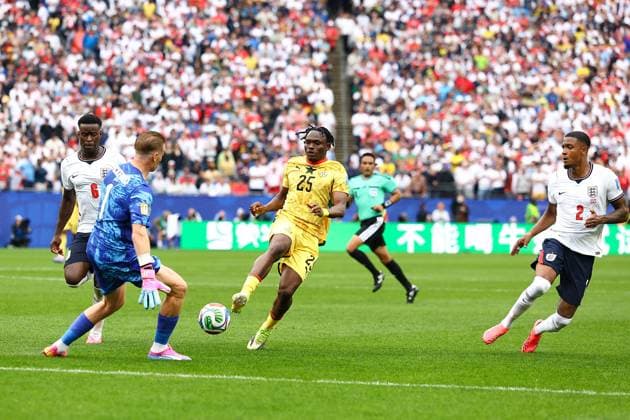 Jordan Pickford of England and Prince Kwabena Adu of Ghana compete for the ball England v Ghana, 2026 FIFA World Cup, WM, Weltmeisterschaft, Fussball Group L, Football, Boston Stadium, Foxborough, Massachusetts, USA - 23 Jun 2026Foxborough Boston Stadium Massachusetts (MA) United States of America EDITORIAL USE ONLY No use with unauthorised audio, video, data, fixture lists, club league logos or live services. Online in-match use limited to 120 images, no video emulation. No use in betting, games or single club league player publications.  Copyright: xMichaelxZemanek Shutterstockx 16956026ck