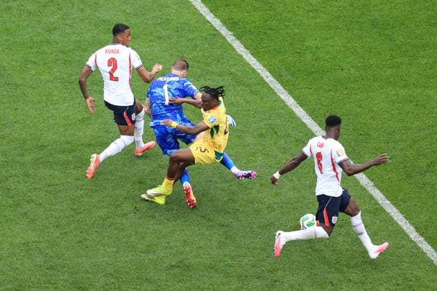 Football - FIFA World Cup, WM, Weltmeisterschaft, Fussball - Group L - England v Ghana 23rd June 2026 - FIFA World Cup - Group L - England v Ghana - Prince Kwabena Adu of Ghana fouls England goalkeeper Jordan Pickford - Photo: Simon Stacpoole Offside. Foxborough USA *** Fußball – FIFA-Weltmeisterschaft, Gruppe L  Copyright: xSimonxStacpoolexOffside