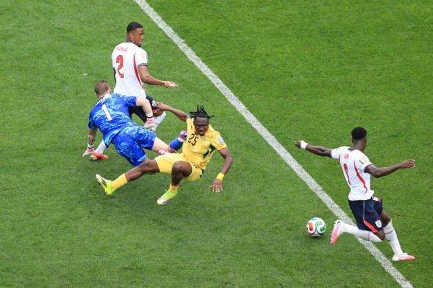 Football - FIFA World Cup, WM, Weltmeisterschaft, Fussball - Group L - England v Ghana 23rd June 2026 - FIFA World Cup - Group L - England v Ghana - Prince Kwabena Adu of Ghana fouls England goalkeeper Jordan Pickford - Photo: Simon Stacpoole Offside. Foxborough USA *** Fußball – FIFA-Weltmeisterschaft, Gruppe L  Copyright: xSimonxStacpoolexOffside