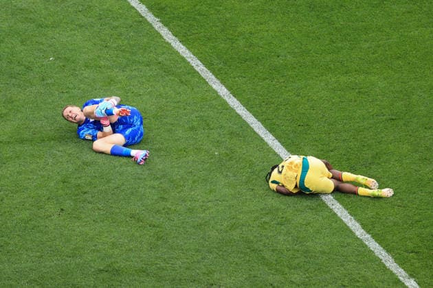 Football - FIFA World Cup, WM, Weltmeisterschaft, Fussball - Group L - England v Ghana 23rd June 2026 - FIFA World Cup - Group L - England v Ghana - Prince Kwabena Adu of Ghana fouls England goalkeeper Jordan Pickford - Photo: Simon Stacpoole Offside. Foxborough USA *** Fußball – FIFA-Weltmeisterschaft, Gruppe L  Copyright: xSimonxStacpoolexOffside