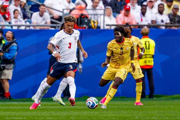 Nico O Reilly of England passes the ball under pressure from Caleb Yirenkyi of Ghana , Group L - FIFA World Cup, WM, Weltmeisterschaft, Fussball 2026, England v Ghana, Boston Stadium, June 23, 2026, Boston, United States.