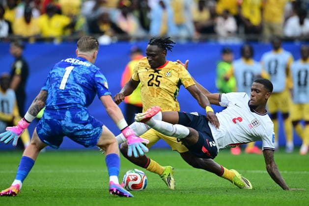 England v Ghana - FIFA World Cup, WM, Weltmeisterschaft, Fussball 2026 - Group L FOXBOROUGH, USA - JUNE 23: Prince Kwabena Adu (25) of Ghana in action against Ezri Konsa (2) of England during the 2026 FIFA World Cup First Stage Group L match between England and Ghana at Gillette Stadium (Boston Stadium) in Foxborough, Massachusetts, United States on June 23, 2026. Abdulhamid Hosbas Anadolu Massachusetts United States. Editorial use only. Please get in touch for any other usage.  Copyright: x2026xAnadoluxAbdulhamidxHosbasx