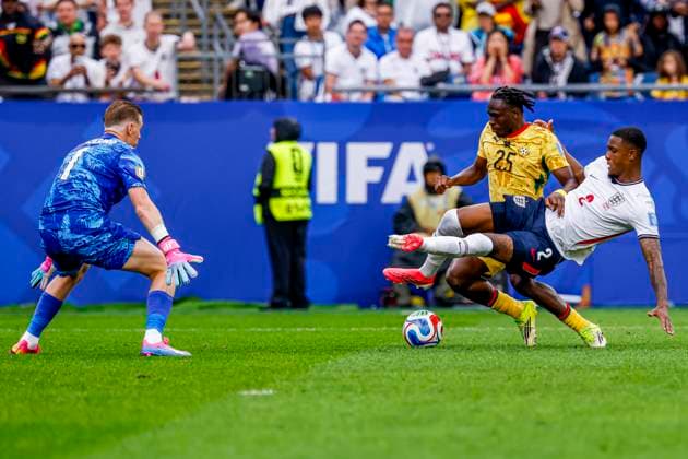 Prince Kwabena Adu of Ghana and Ezri Konsa of England battle for the ball and goalkeeper Jordan Pickford of England , Group L - FIFA World Cup, WM, Weltmeisterschaft, Fussball 2026, England v Ghana, Boston Stadium, June 23, 2026, Boston, United States.