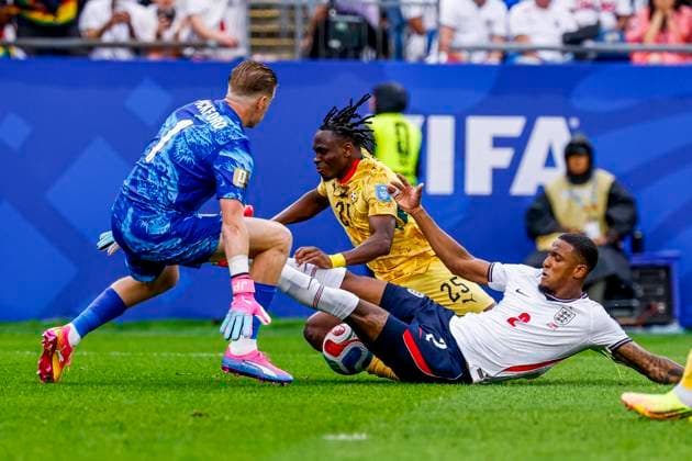 Prince Kwabena Adu of Ghana and Ezri Konsa of England battle for the ball and goalkeeper Jordan Pickford of England , Group L - FIFA World Cup, WM, Weltmeisterschaft, Fussball 2026, England v Ghana, Boston Stadium, June 23, 2026, Boston, United States.