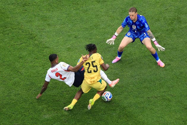 Football - FIFA World Cup, WM, Weltmeisterschaft, Fussball - Group L - England v Ghana 23rd June 2026 - FIFA World Cup - Group L - England v Ghana - Ezri Konsa of England puts in a last ditch tackle on Prince Kwabena Adu of Ghana as England goalkeeper Jordan Pickford is ready to close them down - Photo: Simon Stacpoole Offside. Foxborough USA *** Fußball – FIFA-Weltmeisterschaft, Gruppe L  Copyright: xSimonxStacpoolexOffside