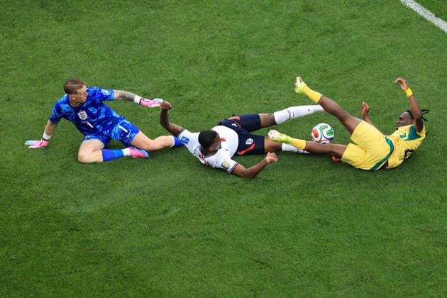 Football - FIFA World Cup, WM, Weltmeisterschaft, Fussball - Group L - England v Ghana 23rd June 2026 - FIFA World Cup - Group L - England v Ghana - Ezri Konsa of England puts in a last ditch tackle on Prince Kwabena Adu of Ghana as England goalkeeper Jordan Pickford is ready to close them down - Photo: Simon Stacpoole Offside. Foxborough USA *** Fußball – FIFA-Weltmeisterschaft, Gruppe L  Copyright: xSimonxStacpoolexOffside