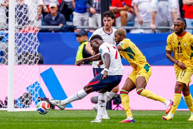 Bukayo Saka of England shoots under pressure from Kwasi Sibo of Ghana , Group L - FIFA World Cup, WM, Weltmeisterschaft, Fussball 2026, England v Ghana, Boston Stadium, June 23, 2026, Boston, United States.