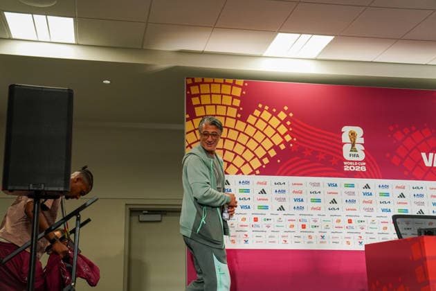 Kanada: Vancouver, British Columbia, FIFA World Cup, WM, Weltmeisterschaft, Fussball 2026 Gruppenphase Gruppe B Kanada vs Schweiz BC Place (Vancouver, British Columbia): Schweizer Nationaltrainer Murat Yakin, Nationalspieler Manuel Akanji und Mediendirektor Adrian Arnold sprechen auf der offiziellen Pressekonferenz vor dem abschließenden Gruppenspiel gegen Gastgeber Kanada über die Ausgangslage in Gruppe B, die Vorbereitung auf die Partie und die Ziele der Schweizer Nationalmannschaft bei der FIFA Fussball-Weltmeisterschaft 2026 *** Canada, Vancouver, British Columbia, 2026 FIFA World Cup Group Stage, Group B Copyright: xJOERANxSTEINSIEKx