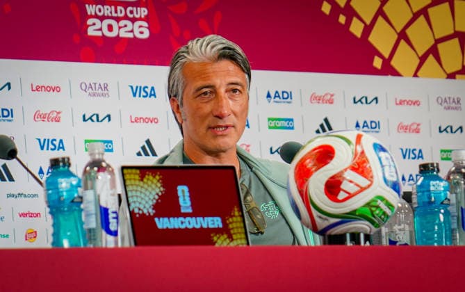Kanada: Vancouver, British Columbia, FIFA World Cup, WM, Weltmeisterschaft, Fussball 2026 Gruppenphase Gruppe B Kanada vs Schweiz BC Place (Vancouver, British Columbia): Schweizer Nationaltrainer Murat Yakin, Nationalspieler Manuel Akanji und Mediendirektor Adrian Arnold sprechen auf der offiziellen Pressekonferenz vor dem abschließenden Gruppenspiel gegen Gastgeber Kanada über die Ausgangslage in Gruppe B, die Vorbereitung auf die Partie und die Ziele der Schweizer Nationalmannschaft bei der FIFA Fussball-Weltmeisterschaft 2026 *** Canada, Vancouver, British Columbia, 2026 FIFA World Cup Group Stage, Group B Copyright: xJOERANxSTEINSIEKx