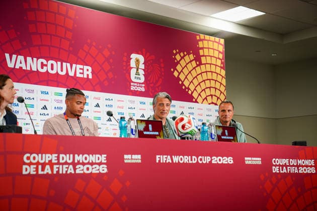 Kanada: Vancouver, British Columbia, FIFA World Cup, WM, Weltmeisterschaft, Fussball 2026 Gruppenphase Gruppe B Kanada vs Schweiz BC Place (Vancouver, British Columbia): Schweizer Nationaltrainer Murat Yakin, Nationalspieler Manuel Akanji und Mediendirektor Adrian Arnold sprechen auf der offiziellen Pressekonferenz vor dem abschließenden Gruppenspiel gegen Gastgeber Kanada über die Ausgangslage in Gruppe B, die Vorbereitung auf die Partie und die Ziele der Schweizer Nationalmannschaft bei der FIFA Fussball-Weltmeisterschaft 2026 *** Canada, Vancouver, British Columbia, 2026 FIFA World Cup Group Stage, Group B Copyright: xJOERANxSTEINSIEKx