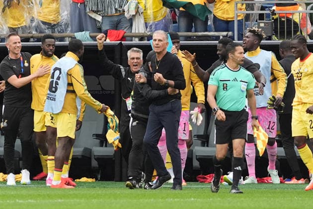 Trainer Coach Carlos Queiroz (Ghana) und die Fans aus Ghana jubeln - Boston 23.06.2026: England vs. Ghana, Gilette Stadium, World Cup 26 Gruppe L, 2. Spieltag *** Coach Carlos Queiroz, Ghana, and Ghanaian fans celebrate in Boston on June 23, 2026