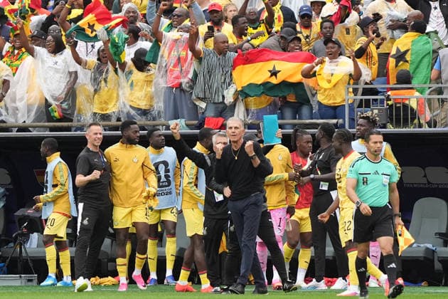 Trainer Coach Carlos Queiroz (Ghana) und die Fans aus Ghana jubeln - Boston 23.06.2026: England vs. Ghana, Gilette Stadium, World Cup 26 Gruppe L, 2. Spieltag *** Coach Carlos Queiroz, Ghana, and Ghanaian fans celebrate in Boston on June 23, 2026