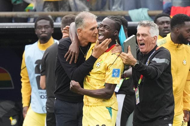 Trainer Coach Carlos Queiroz (Ghana) und Kamaldeen Sulemana (Ghana, 22) jubeln - Boston 23.06.2026: England vs. Ghana, Gilette Stadium, World Cup 26 Gruppe L, 2. Spieltag *** Coach Carlos Queiroz (Ghana) and Kamaldeen Sulemana (Ghana), 22, celebrate in Boston on June 23, 2026, during the England vs. Ghana match at Gilette Stadium, World Cup 26, Group L, Matchday 2,detected_source_language