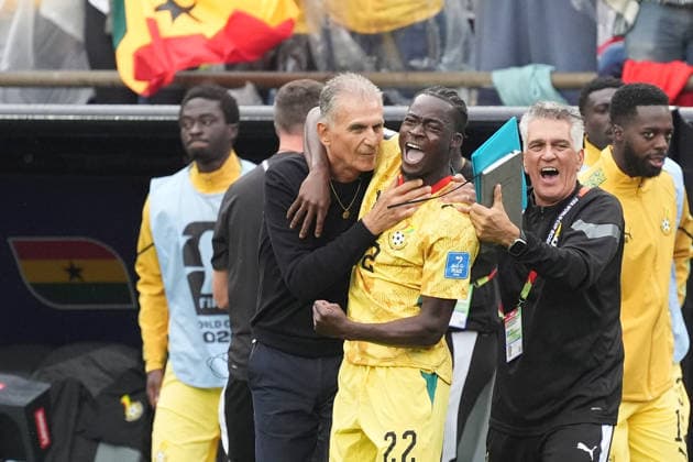 Trainer Coach Carlos Queiroz (Ghana) und Kamaldeen Sulemana (Ghana, 22) jubeln - Boston 23.06.2026: England vs. Ghana, Gilette Stadium, World Cup 26 Gruppe L, 2. Spieltag *** Coach Carlos Queiroz (Ghana) and Kamaldeen Sulemana (Ghana), 22, celebrate in Boston on June 23, 2026, during the England vs. Ghana match at Gilette Stadium, World Cup 26, Group L, Matchday 2,detected_source_language