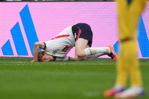 Anthony Gordon (England) on the ground during England and Ghana, Group L FIFA World Cup, WM, Weltmeisterschaft, Fussball 2026, Boston Stadium, Boston, USA on June 23, 2026. Thor Wegner DeFodi Images. (Photo by DeFodi Images) - *** Anthony Gordon of England lies on the ground during the match between England and Ghana in Group L of the 2026 FIFA World Cup at Boston Stadium in Boston, USA, on June 23, 2026. Photo by DeFodi Images (Thor Wegner),detected_source_language