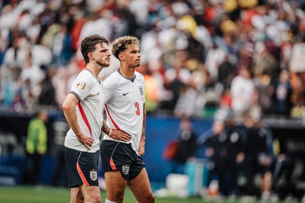 Fußball Herren FIFA Fußball-Weltmeisterschaft 2026 Gruppe L England vs. Ghana 23.06.2026 Enttäuschte Gesichter bei den Englischen Spielern nach dem Spiel v.l. Declan Rice ( 4, England) und Nico O Reilly ( 3, England) Boston Boston Stadium Massachusetts United States of America *** Mens Soccer 2026 FIFA World Cup Group L England vs. Ghana June 23, 2026 Disappointed expressions on the faces of the English players after the game (from left)