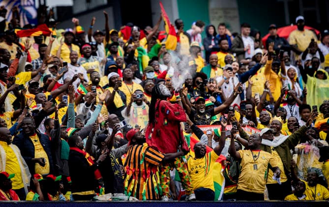 Boston, USA 23rd Jun 2026. Ghana supporter blows white powder into the air during the match. England - Ghana World Cup England - Ghana 23.06.2026 *** Boston, USA, June 23, 2026
