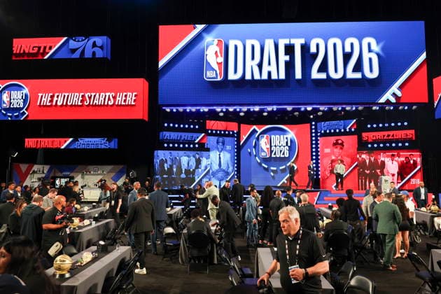 NBA, Basketball Herren, USA Draft round one at Barclays Center Basketball players get ready before the start of the first round of the 2026 NBA Draft at the Barclays Center in the Brooklyn borough of New York, New York, USA, 23 June 2026. NEW YORK NEW YORK United States  Copyright: xSARAHxYENESELx