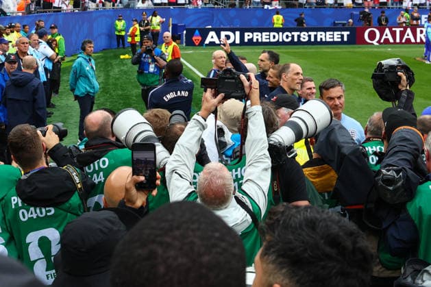 FIFA World Cup, WM, Weltmeisterschaft, Fussball 2026: England v Ghana BOSTON, USA - 23rd June 2026: Photographers vie to get a shot of England Head Coach Thomas Tuchel ahead of the FIFA World Cup 2026 Group L match between England and Ghana at Boston Stadium Boston Boston Stadium United States of America Copyright: xCraigxMercerx xPeakxActionxPhotosx