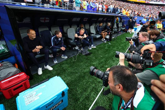FIFA World Cup, WM, Weltmeisterschaft, Fussball 2026: England v Ghana BOSTON, USA - 23rd June 2026: Photographers vie to get a shot of England Head Coach Thomas Tuchel as he smiles back after issues regarding positioning at the previous match ahead of the FIFA World Cup 2026 Group L match between England and Ghana at Boston Stadium Boston Boston Stadium United States of America Copyright: xCraigxMercerx xPeakxActionxPhotosx