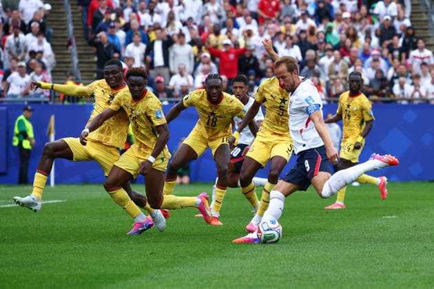 FIFA World Cup, WM, Weltmeisterschaft, Fussball 2026: England v Ghana BOSTON, USA - 23rd June 2026: Harry Kane of England marshalled closely by four Ghana defenders during the FIFA World Cup 2026 Group L match between England and Ghana at Boston Stadium Boston Boston Stadium United States of America Copyright: xCraigxMercerx xPeakxActionxPhotosx
