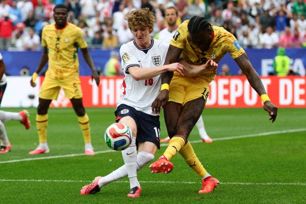 Anthony Gordon of England is tackled by Jerome Opoku of Ghana during the FIFA World Cup, WM, Weltmeisterschaft, Fussball 2026 match between England and Ghana at Gillette Stadium, Boston, USA on 23 June 2026. Copyright: xPeterxDovganx 45110039