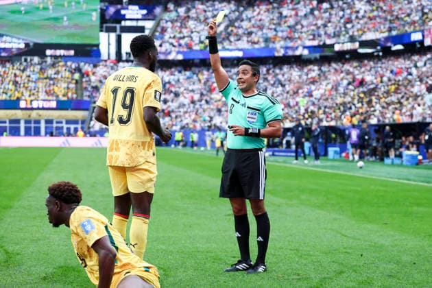 England v Ghana, FIFA World Cup, WM, Weltmeisterschaft, Fussball 2026 Referee Said Martinez yellow card Ghana forward Inaki Williams (19) during the England v Ghana FIFA WORLD CUP 2026 Group L match at Boston Stadium, Foxborough, United States on 23 June 2026 Credit: Phil Duncan Every Second Media Editorial use only. All images are copyright Every Second Media Limited. No images may be reproduced without prior permission. Copyright: xIMAGO EveryxSecondxMediax ESM-2046-0024 PhilxDuncanx xEveryxSecondxMediax