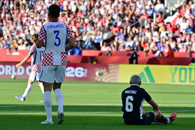 FIFA World Cup, WM, Weltmeisterschaft, Fussball 2026 - Group L - Panama vs Croatia Marin Pongracic of Croatia (L) walks next to Cristian Martinez of Panama (R) during the FIFA World Cup 2026 group stage match Panama against Croatia, in Toronto, Canada, 23 June 2026. TORONTO United States  Copyright: xEDUARDOxLIMAx