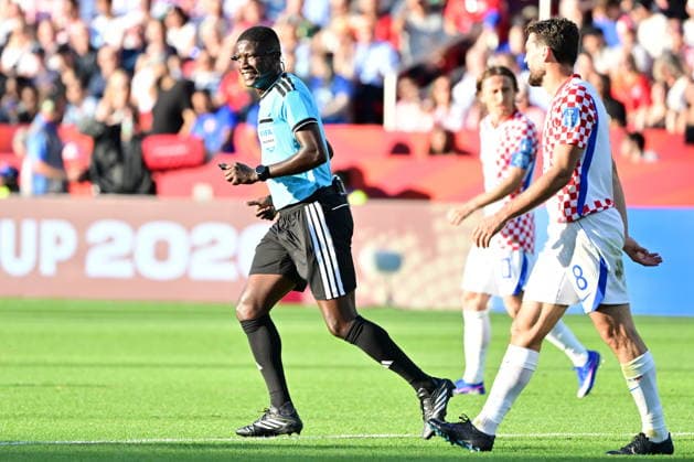 FIFA World Cup, WM, Weltmeisterschaft, Fussball 2026 - Group L - Panama vs Croatia Referee Pierre Atcho gestures next to Mateo Kovacic of Croatia during the FIFA World Cup 2026 group stage match Panama against Croatia, in Toronto, Canada, 23 June 2026. TORONTO United States  Copyright: xEDUARDOxLIMAx