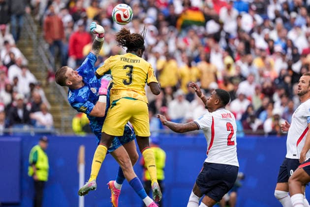 Jordan Pickford of England and Caleb Yirenkyi of Ghana challenge for possession of the ball during the match between England and Ghana in the second round of the group stage of the 2026 World Cup, held at Boston Stadium in Boston, United States. Richard Callis Fotoarena (Richard Callis SPP)  Copyright: xRichardxCallisx xSPPx spp-en-RiCa-2968566