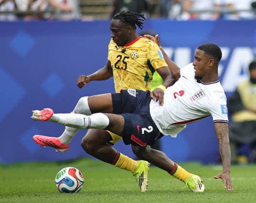 June 23, 2026, Foxborough, Massachusetts, USA: Ghana forward Prince Kwabena Adu (25) and England defender Ezri Konsa (2) battle for the ball during the June 23rd FIFA World Cup, WM, Weltmeisterschaft, Fussball 2026 matchup between England and Ghana at Gillette Stadium in Foxborough, Massachusetts. Foxborough USA - ZUMAs325 20260623_zsp_s325_099 Copyright: xJessxStilesx