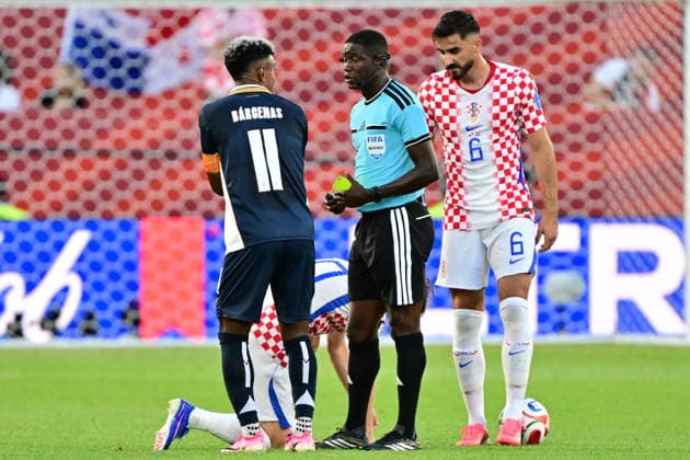 FIFA World Cup, WM, Weltmeisterschaft, Fussball 2026 - Group L - Panama vs Croatia Referee Pierre Atcho shows a yellow card to Yoel Barcenas of Panama (L) during the FIFA World Cup 2026 group stage match Panama against Croatia, in Toronto, Canada, 23 June 2026. TORONTO United States  Copyright: xEDUARDOxLIMAx