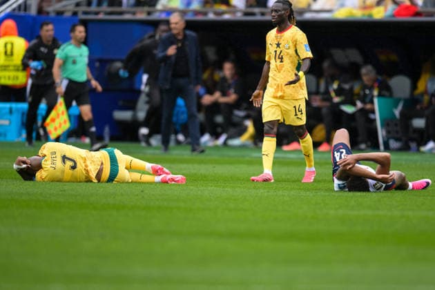 Fußball, WM 2026, 20260623, England - Ghana. Im Bild v.l. Jordan AYEW (Ghana, 9), Reece JAMES (England, 24), angeschlagen am Boden nach Kopfballduell. Foxborough Boston-Stadion Massachusetts Vereinigte Staaten von Amerika *** Soccer, 2026 World Cup, 20260623, England vs. Ghana. Pictured, from left Copyright: Passion2Press MarkusxFischerx