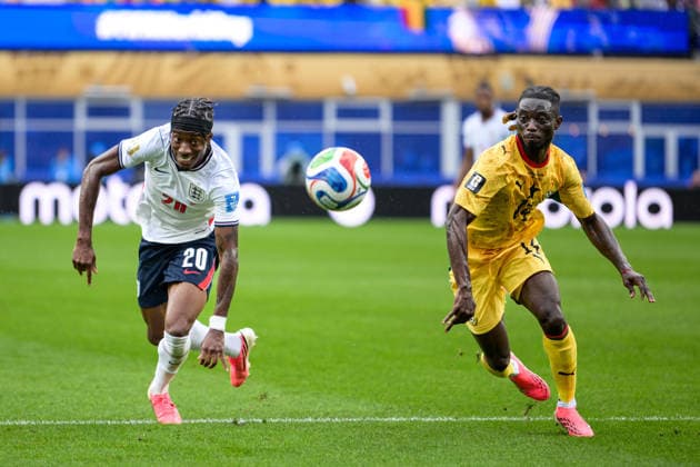 Fußball, WM 2026, 20260623, England - Ghana. Im Bild v.l. Noni MADUEKE (England, 20), Gideon MENSAH (Ghana, 14). Foxborough Boston-Stadion Massachusetts Vereinigte Staaten von Amerika *** Soccer, 2026 World Cup, 20260623, England vs. Ghana. Pictured, from left Copyright: Passion2Press MarkusxFischerx