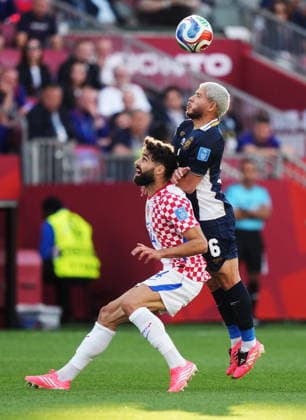 June 23, 2026, Toronto, On, CANADA: Croatia s Josko Gvardiol (left) and Panama s Cristian Martinez (6) vie for the ball during the first half of a World Cup Group L soccer match, in Toronto, on Tuesday, June 23, 2026. Canada News - June 23, 2026  - ZUMAc35_ 20260623_zaf_c35_167 Copyright: xNathanxDenettex