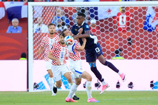 Jiovany Ramos (R) of Panama vies for the ball with Ante Budimir of Croatia during a Group L match of the 2026 FIFA World Cup, WM, Weltmeisterschaft, Fussball between Panama and Croatia at BMO stadium in Toronto, Canada, 23 June 2026. FIFA World Cup 2026 - Group L - Panama - Croatia !ACHTUNG: NUR REDAKTIONELLE NUTZUNG!  Copyright: xBienvenidoxVelascox GR3099 20260624-55020688277_1