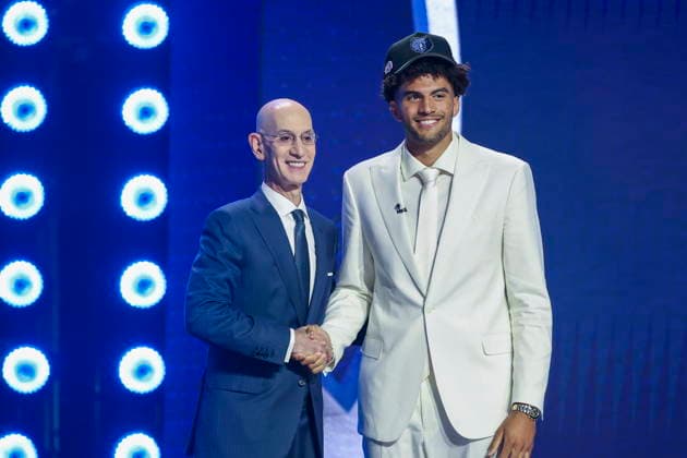 NBA, Basketball Herren, USA Draft round one at Barclays Center NBA commissioner Adam Silver (L) and American basketball player Cameron Boozer pose for a picture after he was drafted by the Memphis Grizzlies during the first round of the 2026 NBA Draft at the Barclays Center in the Brooklyn borough of New York, New York, USA, 23 June 2026. NEW YORK NEW YORK United States  Copyright: xSARAHxYENESELx