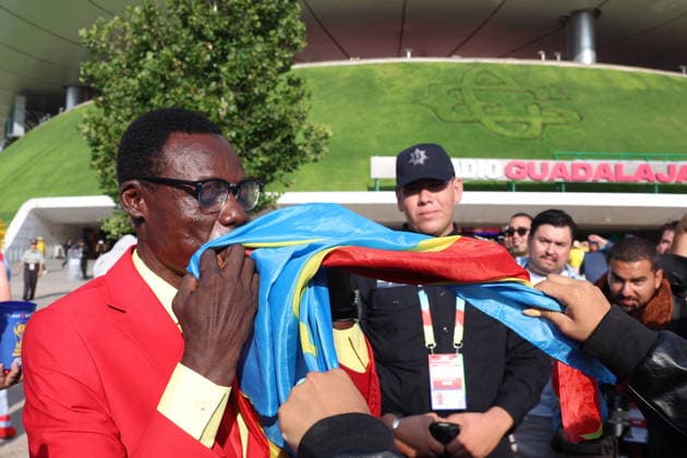 FIFA World Cup, WM, Weltmeisterschaft, Fussball 2026 - Group K - Colombia vs DR Congo Congolese soccer supporter Michel Kuka Mboladinga kisses a DR Congo flag ahead of the FIFA World Cup 2026 Group K match Colombia against DR Congo in Guadalajara, Mexico, 23 June 2026. Mboladinga is known for standing motionless during DR Congo matches in tribute to Patrice Lumumba, a leader of Congolese independence. GUADALAJARA Mexico  Copyright: xALEXxCRUZx