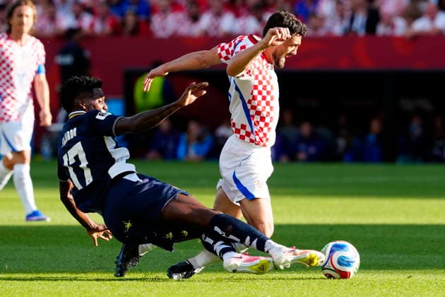 June 23, 2026, Toronto, On, CANADA: Panama s Jose Fajardo (17) tackles Croatia s Mateo Kovacic (8) during the first half of a World Cup Group L soccer match, in Toronto, on Tuesday, June 23, 2026. Canada News - June 23, 2026  - ZUMAc35_ 20260623_zaf_c35_172 Copyright: xFrankxGunnx
