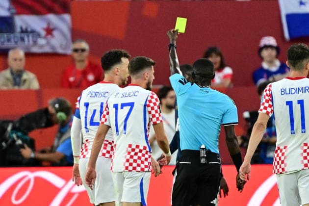 FIFA World Cup, WM, Weltmeisterschaft, Fussball 2026 - Group L - Panama vs Croatia Referee Pierre Atcho shows a yellow card to Petar Sucic of Croatia (2-L) during the FIFA World Cup 2026 group stage match Panama against Croatia, in Toronto, Canada, 23 June 2026. TORONTO United States  Copyright: xEDUARDOxLIMAx