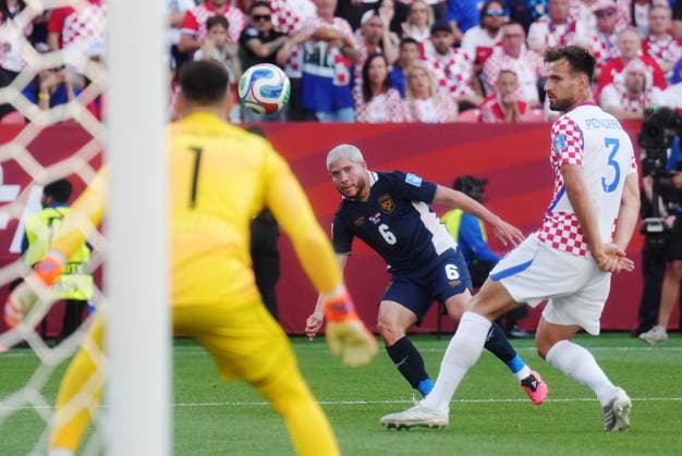 June 23, 2026, Toronto, On, CANADA: Panama s Cristian Martinez (6) shoots on Croatia goalkeeper Dominik Livakovic (1) as Marin Pongracic (3) defends during the first half of a World Cup Group L soccer match, in Toronto, on Tuesday, June 23, 2026. Canada News - June 23, 2026  - ZUMAc35_ 20260623_zaf_c35_174 Copyright: xNathanxDenettex