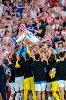 FIFA Fussball Weltmeisterschaft 2026, Gruppe L, Spiel 2, Panama vs. Kroatien, 23.06.2026 im Toronto Stadium, Toronto Luka Modric (Kroatien) wird von der gesamten Mannschaft gefeiert und in die Luft geworfen *** 2026 FIFA World Cup, Group L, Match 2, Panama vs. Croatia, June 23, 2026, at Toronto Stadium, Toronto. Luka Modric of Croatia is celebrated by the entire team and thrown into the air.,detected_source_language Copyright: xBahhoxKarax