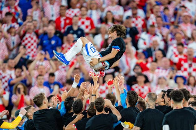 FIFA Fussball Weltmeisterschaft 2026, Gruppe L, Spiel 2, Panama vs. Kroatien, 23.06.2026 im Toronto Stadium, Toronto Luka Modric (Kroatien) wird von der gesamten Mannschaft gefeiert und in die Luft geworfen *** 2026 FIFA World Cup, Group L, Match 2, Panama vs. Croatia, June 23, 2026, at Toronto Stadium, Toronto. Luka Modric of Croatia is celebrated by the entire team and tossed into the air.,detected_source_language Copyright: xBahhoxKarax