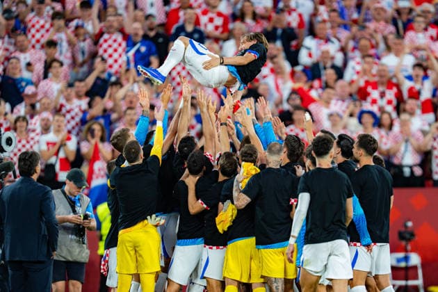 FIFA Fussball Weltmeisterschaft 2026, Gruppe L, Spiel 2, Panama vs. Kroatien, 23.06.2026 im Toronto Stadium, Toronto Luka Modric (Kroatien) wird von der gesamten Mannschaft gefeiert und in die Luft geworfen *** 2026 FIFA World Cup, Group L, Match 2, Panama vs. Croatia, June 23, 2026, at Toronto Stadium, Toronto. Luka Modric of Croatia is celebrated by the entire team and thrown into the air.,detected_source_language Copyright: xBahhoxKarax