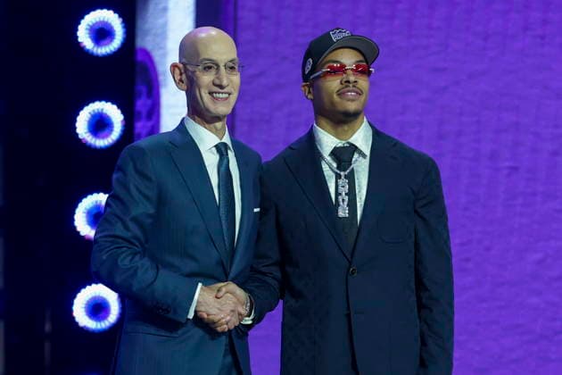NBA, Basketball Herren, USA Draft round one at Barclays Center NBA commissioner Adam Silver (L) and American basketball player Darius Acuff Jr. pose for a picture after he was drafted by the Sacramento Kings during the first round of the 2026 NBA Draft at the Barclays Center in the Brooklyn borough of New York, New York, USA, 23 June 2026. NEW YORK NEW YORK United States  Copyright: xSARAHxYENESELx