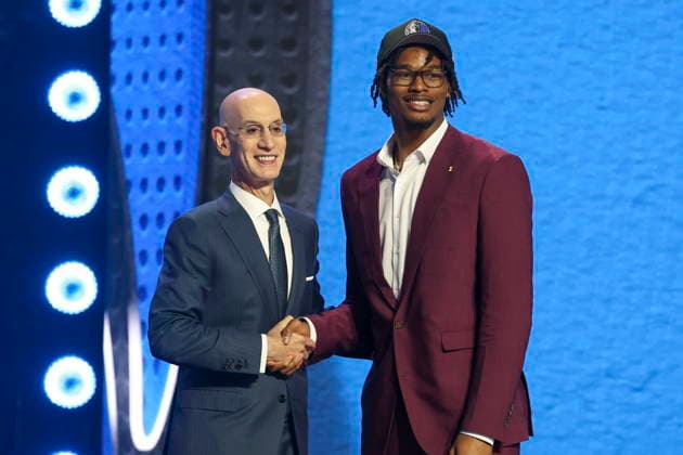 NBA, Basketball Herren, USA Draft round one at Barclays Center NBA commissioner Adam Silver (L) and American basketball player Morez Johnson Jr. pose for a picture after he was drafted by the Dallas Mavericks during the first round of the 2026 NBA Draft at the Barclays Center in the Brooklyn borough of New York, New York, USA, 23 June 2026. NEW YORK NEW YORK United States  Copyright: xSARAHxYENESELx