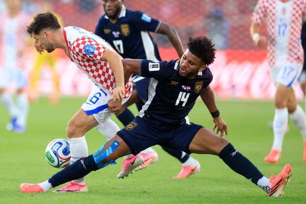 Carlos Harvey (R) of Panama vies for the ball with Martin Baturina of Croatia during a Group L match of the 2026 FIFA World Cup, WM, Weltmeisterschaft, Fussball between Panama and Croatia at BMO stadium in Toronto, Canada, 23 June 2026. FIFA World Cup 2026 - Group L - Panama - Croatia !ACHTUNG: NUR REDAKTIONELLE NUTZUNG!  Copyright: xBienvenidoxVelascox GR3116 20260624-55020688438_1