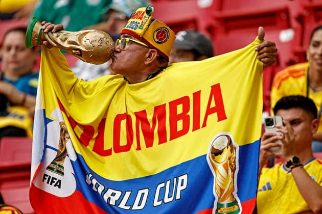 June 23, 2026, Guadalajara, Jalisco, Mexico: A Colombian fan kisses a replica of the FIFA World Cup, WM, Weltmeisterschaft, Fussball trophy moments before the match between Colombia and Congo DR for the 2st round of the group K of the FIFA World Cup 2026, at Guadalajara Stadium, in Guadalajara, Mexico on June 23, 2026. Photo: DiaEsportivo Guadalajara Mexico - ZUMAh208 20260623_zsp_h208_002 Copyright: xHeulerxAndreyx