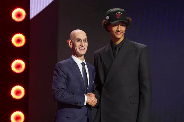 NBA, Basketball Herren, USA Draft round one at Barclays Center NBA commissioner Adam Silver (L) and American basketball player Nate Ament pose for a picture after he was drafted by Miami Heat during the first round of the 2026 NBA Draft at the Barclays Center in the Brooklyn borough of New York, New York, USA, 23 June 2026. NEW YORK NEW YORK United States  Copyright: xSARAHxYENESELx