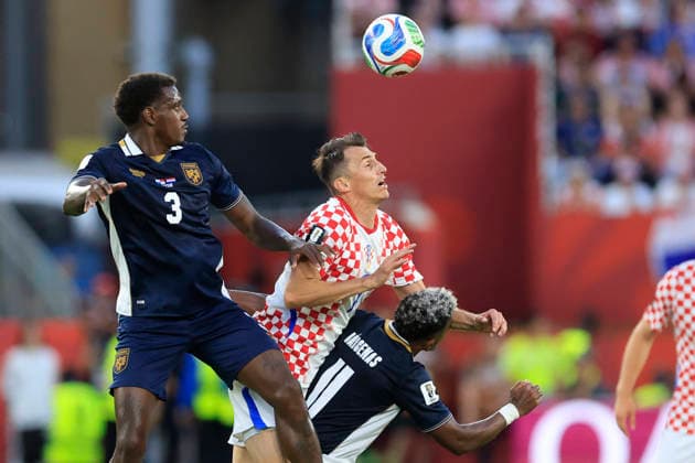Jiovany Ramos (L) of Panama vies for the ball with Ante Budimir of Croatia during a Group L match of the 2026 FIFA World Cup, WM, Weltmeisterschaft, Fussball between Panama and Croatia at BMO stadium in Toronto, Canada, 23 June 2026. FIFA World Cup 2026 - Group L - Panama - Croatia !ACHTUNG: NUR REDAKTIONELLE NUTZUNG!  Copyright: xBienvenidoxVelascox GR3134 20260624-55020688477_1